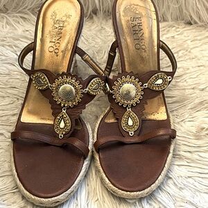 Wedge platform sandal.